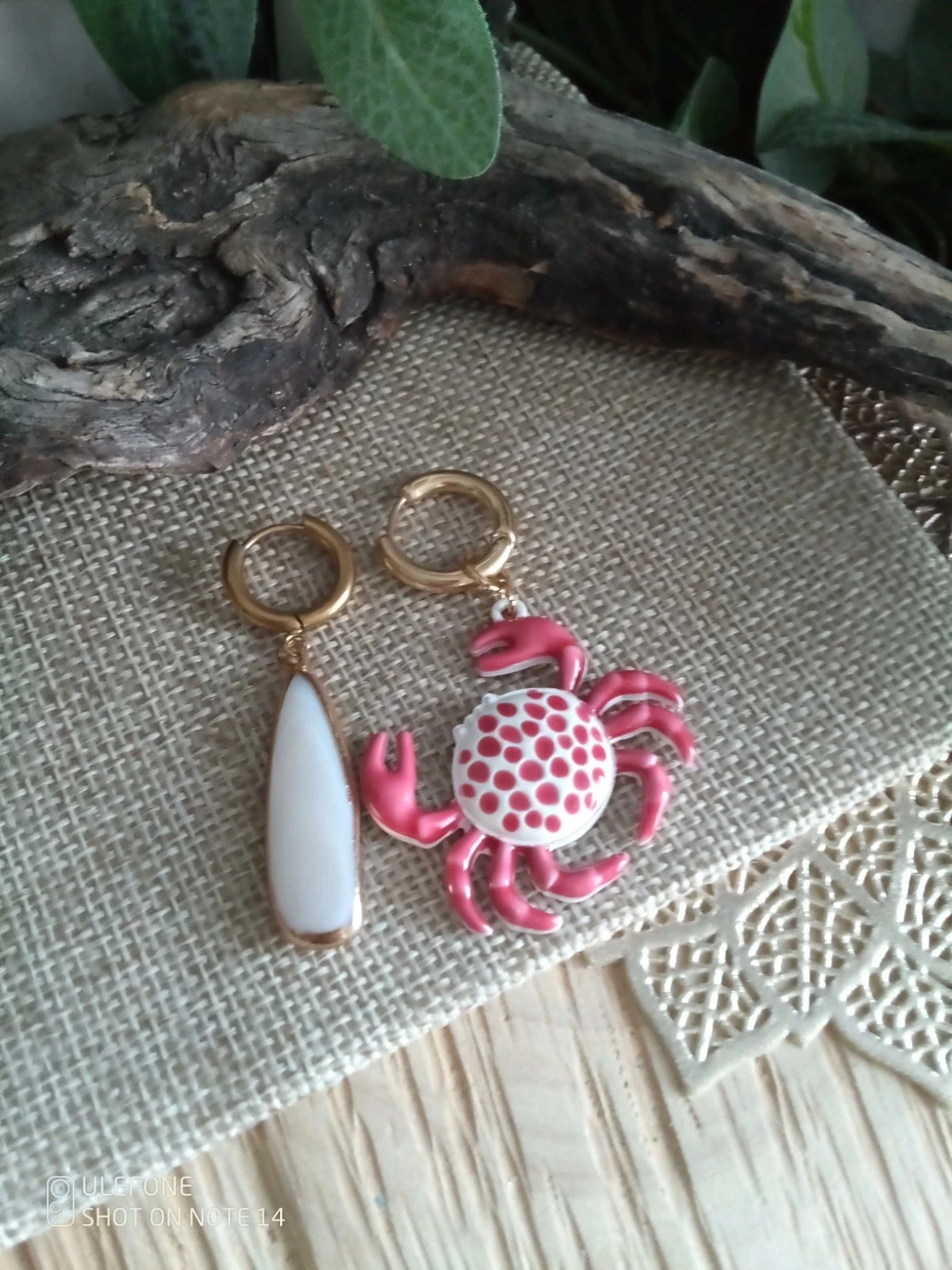 Boucles d'oreilles bohèmes asymétriques crabe et nacre